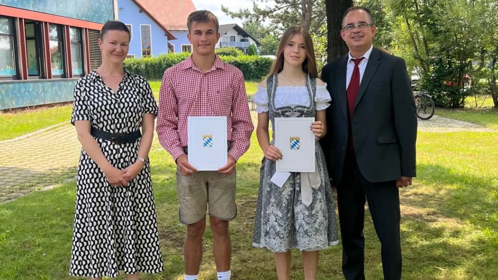 Constanze Lorenz, Klassenleiterin 9. Klasse, Klassenbeste Tizian Schleicher und Theresa Hierl (jeweils 1,7), Klaus Ruetz, Rektor (von links). <br><br> (Bild: Julia Schleicher)