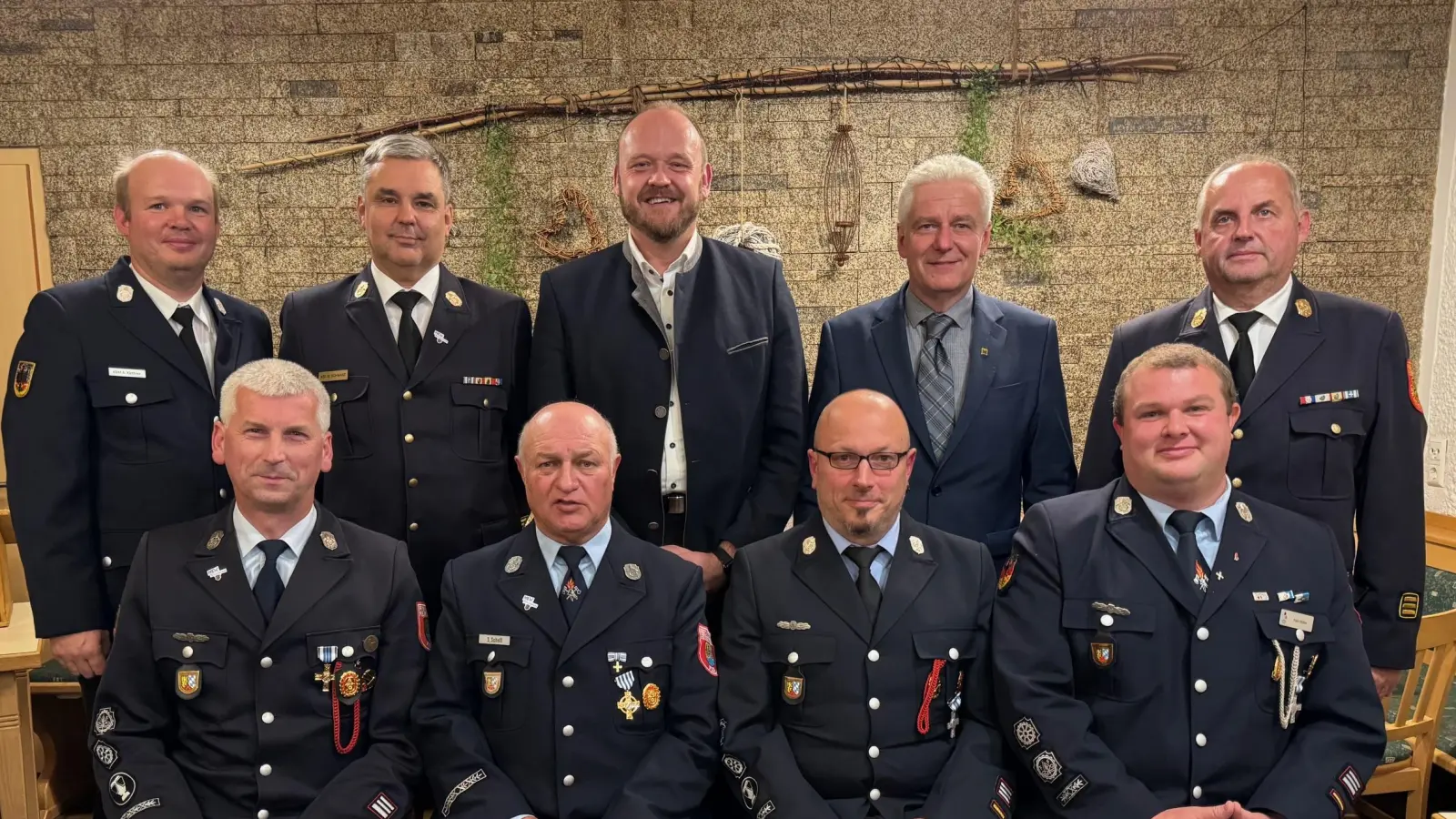 Für langjährige Dienste bei der Freiwilligen Feuerwehr wurden geehrt: Karl Kraus für 40, Siegfried Schell für 50 und Harald Träger sowie Felix Müller für 25 Jahre (sitzend von links). Landrat Andreas Meier und Bürgermeister Robert Lindner gratulierten den Geehrten. Stv. Kreisbrandrat Wolfgang Schwarz (2.v.l.) sowie Kreisbrandinspektor Martin List (rechts) und Kreisbrandmeister Alexander Klettner (links) repräsentierten die Kreisbrandinspektion. <br> (Bild: Marcus Ettl)