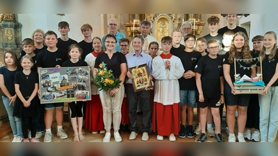 Das Bild zeigt Hans und Anni Schlegl (Mitte), Pfarrer Pirner, Pfarrer i. R. Ambros Trummer, Kirchenpfleger Gerhard Hero, Ministrantenbetreuerin Simone Ott und alle Neudorfer Minis.  (Bild: Rita Gleißner)