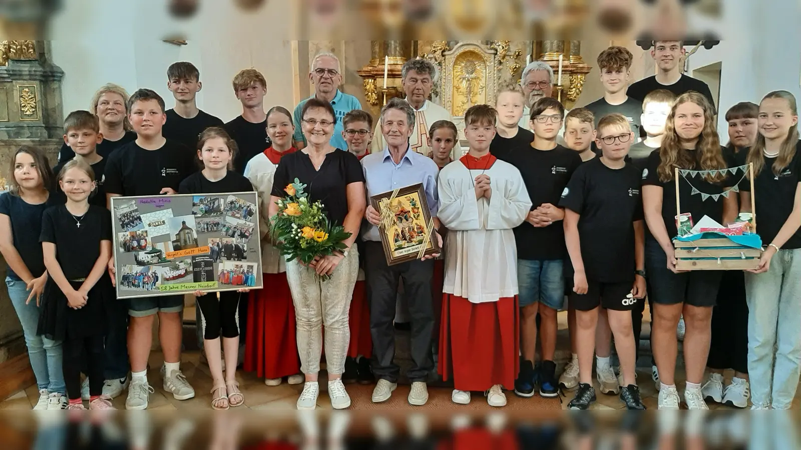 Das Bild zeigt Hans und Anni Schlegl (Mitte), Pfarrer Pirner, Pfarrer i. R. Ambros Trummer, Kirchenpfleger Gerhard Hero, Ministrantenbetreuerin Simone Ott und alle Neudorfer Minis.  (Bild: Rita Gleißner)