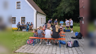 Jugendgruppe der Feuerwehr Ursensollen beim Grillen an der Bergwachthütte (Bild: Josef Graml)