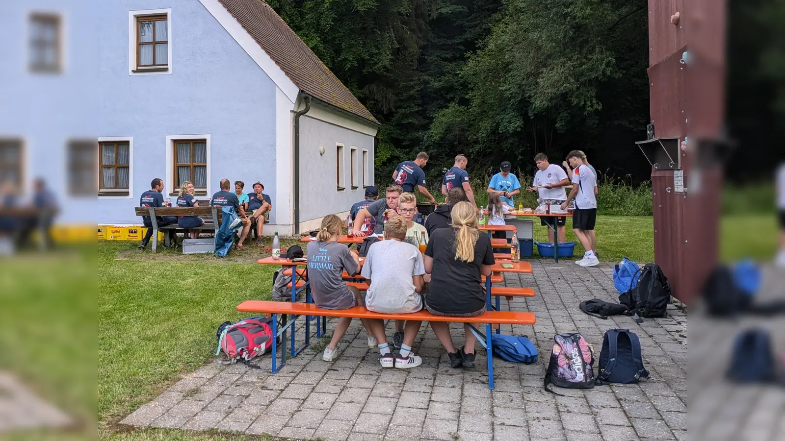 Jugendgruppe der Feuerwehr Ursensollen beim Grillen an der Bergwachthütte (Bild: Josef Graml)