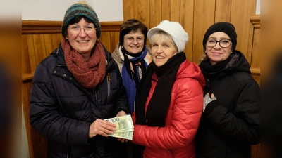 Elisabeth Nickl, Maria Seitz (von links) und Melanie Reis überreichen Elisabeth Rödl (Zweite von rechts) zur Weiterleitung an die Mission eine Barspende in Höhe von 300 Euro. Weitere Spenden gehen an den Verein „Partners of Chance” und den Verein VKKK zur Förderung von Familien mit schwerkranken Kindern.  (Bild: do)