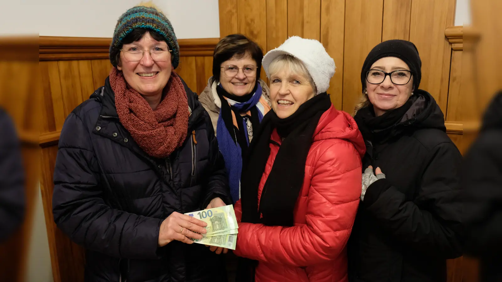 Elisabeth Nickl, Maria Seitz (von links) und Melanie Reis überreichen Elisabeth Rödl (Zweite von rechts) zur Weiterleitung an die Mission eine Barspende in Höhe von 300 Euro. Weitere Spenden gehen an den Verein „Partners of Chance” und den Verein VKKK zur Förderung von Familien mit schwerkranken Kindern.  (Bild: do)