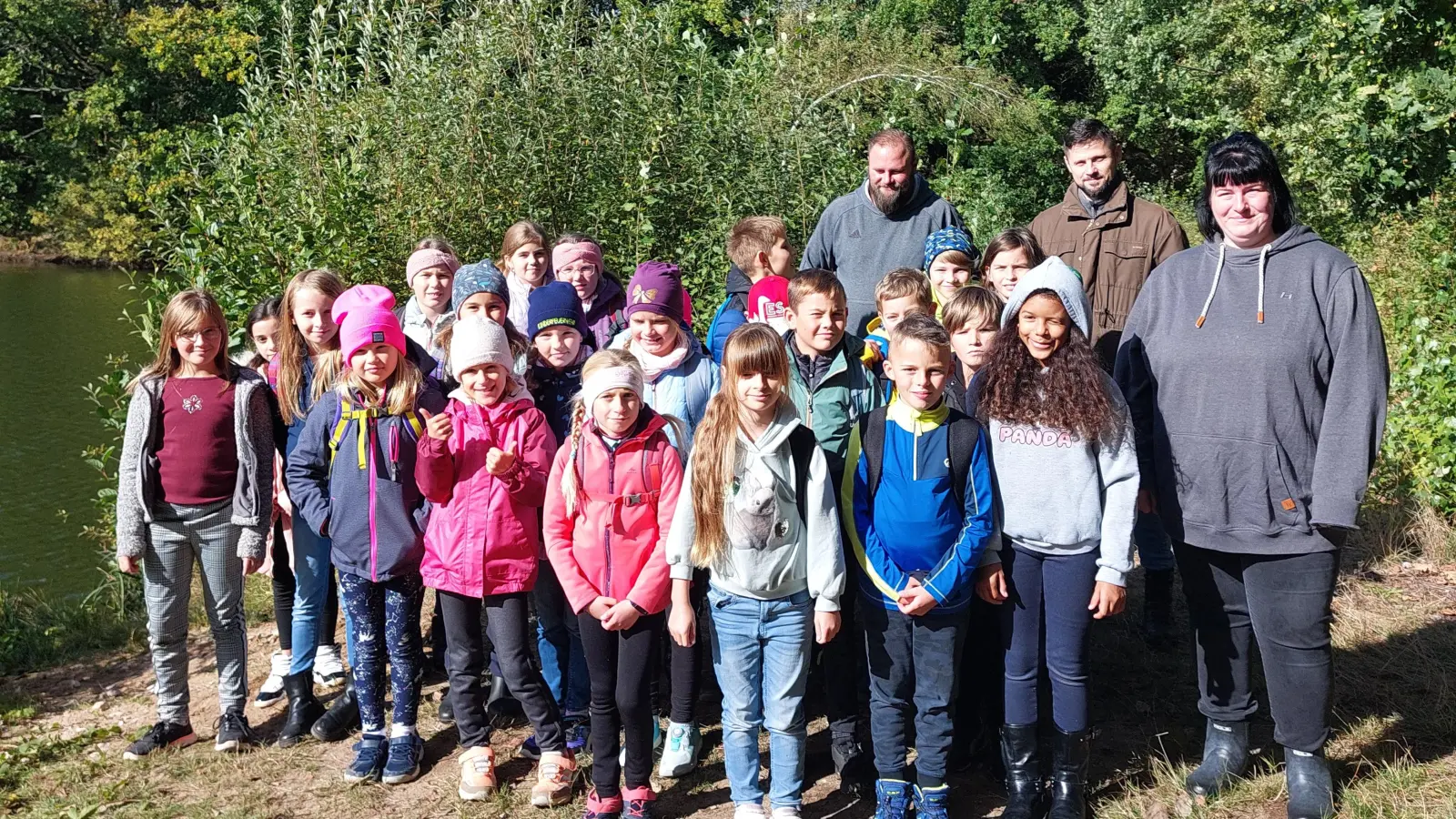 Zufrieden und um einiges an Wissen reicher, stellten sich die Schulkinder der vierten Klasse zu einem Erinnerungsfoto mit den netten Leuten vom Fischereiverein auf.  (Bild: Kimberly Bolz)