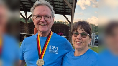 Auch bei der deutschen Bogensport-Meisterschaft in Wiesbaden erfolgreich: Hubert Schulze und Daniela Schmeller. (Bild: Bernhard Piegsa)