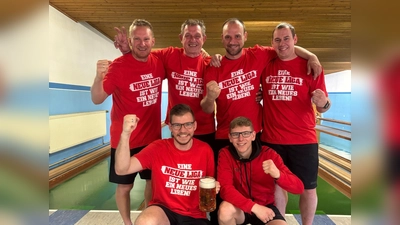 Großer Jubel herrschte nach dem langersehnten Aufstieg in die Bezirksliga. v.l.: Jochen Bohun, Patrick Hiltl, Klaus Lösel, Markus Luber, Oliver Hampl und Andreas Meixner (Bild: Uwe Rupprecht)