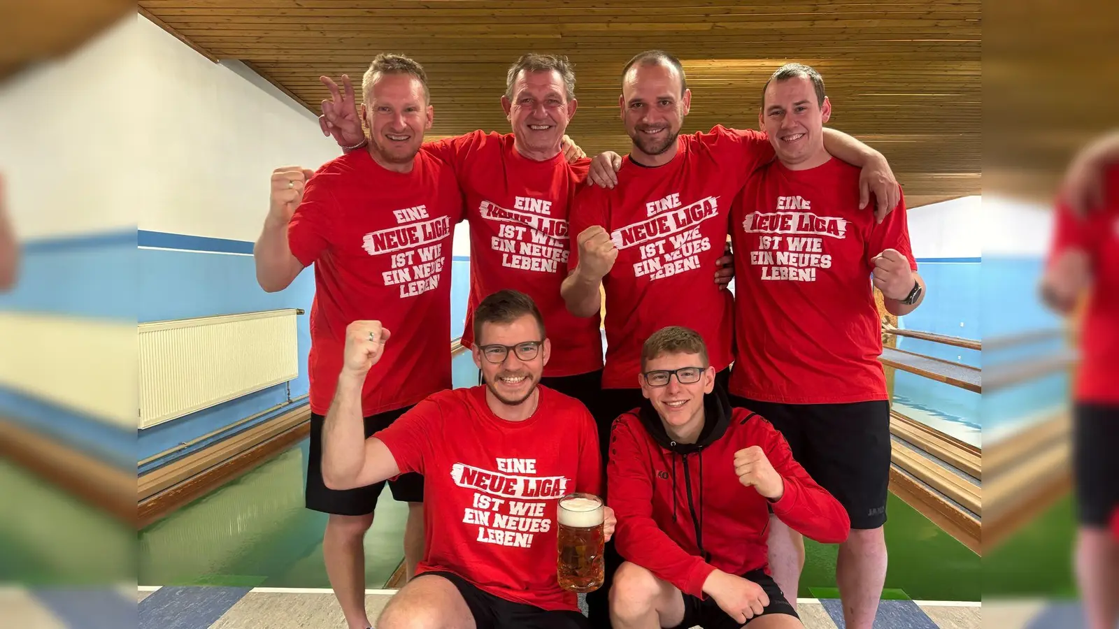 Großer Jubel herrschte nach dem langersehnten Aufstieg in die Bezirksliga. v.l.: Jochen Bohun, Patrick Hiltl, Klaus Lösel, Markus Luber, Oliver Hampl und Andreas Meixner (Bild: Uwe Rupprecht)