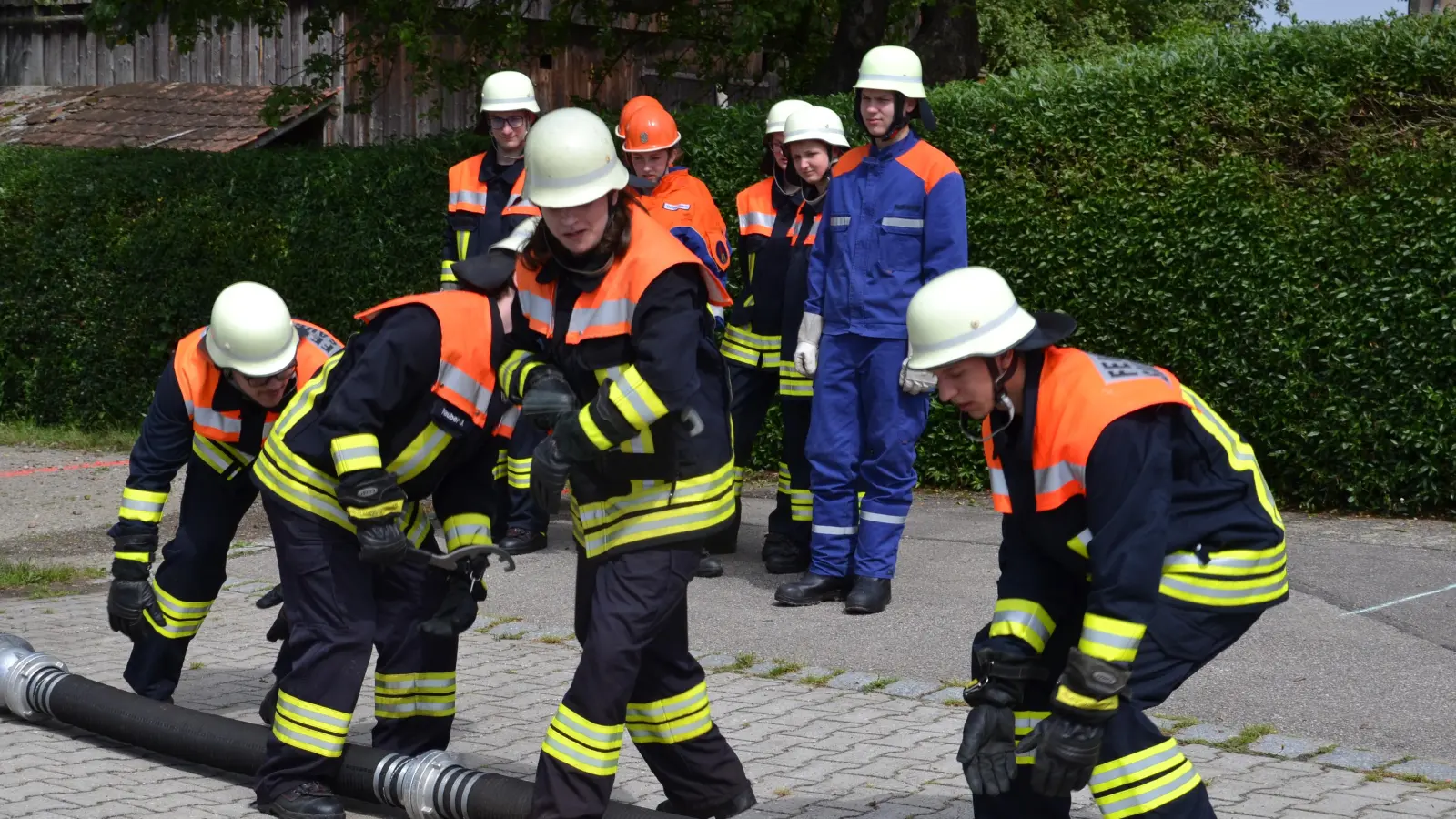 Das Jugendleistungsabzeichen meistern die jungen Feuerwehranwärter der Feuerwehr Saubersrieth-Niederland und der Feuerwehr Tröbes mit Bravour. Ausbilder und Jugendwart Bernd Martin ist stolz auf seine Schützlinge. (Bild: Peter Garreiss)