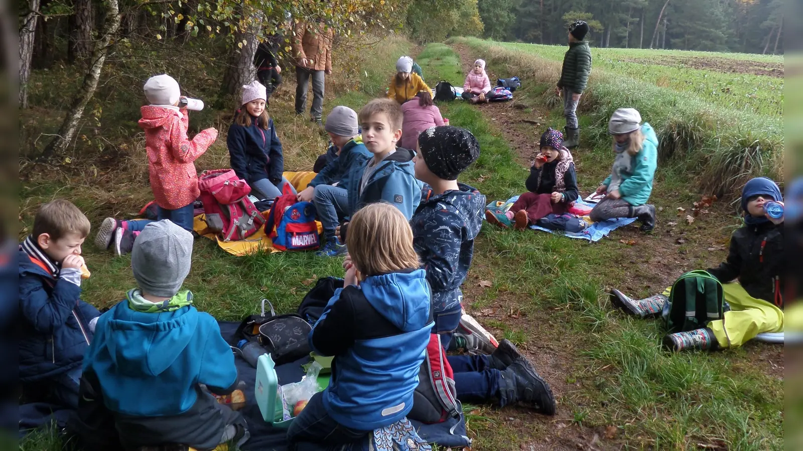 Nach der Wanderung schmeckt das Picknick (Bild: Maria Gäbelein)