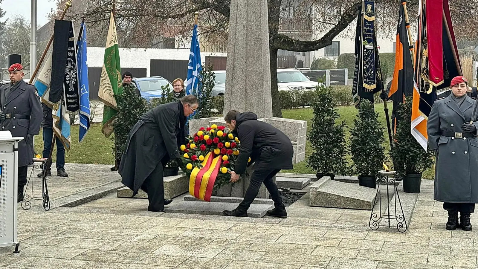 Den Volkstrauertag feierte die Gemeinde Schirmitz bereits eine Woche früher, dazu kamen die Einwohner mit Abordnungen der Fahnen, Vertretern der Gemeinde, der Bundeswehr, den Sängern und der Kapelle.  (Bild: Ariane Heigl)