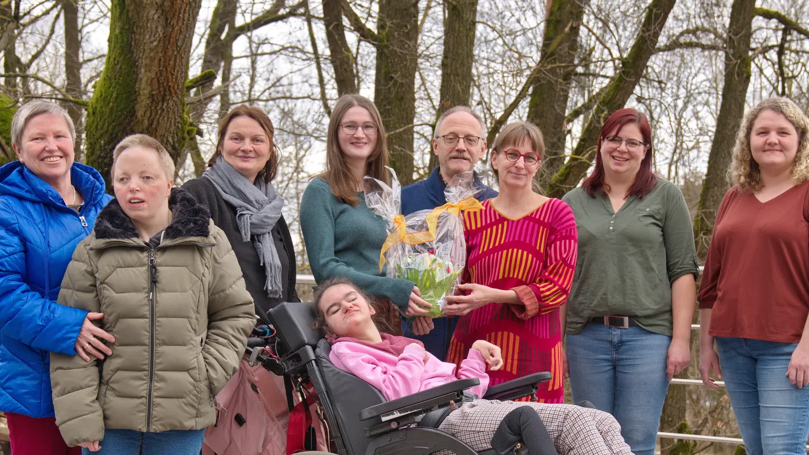 Mit Unterstützung der Feuerwehr und des Dorfrates Liebenstein konnte die Dorfjugend ein Nest mit 1500 Euro füllen und es an den Verein „Happynest“ übergeben.  (Bild: Renate Bauer-Zölch/exb)