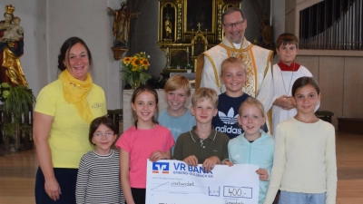Sehr erfreut zeigte sich Annett Böhme (links) vom Vorstand des Vereins FLIKA e. V. und auch Pfarrvikar Christian Preitschaft (hinten) über die großzügige Spende der Erstkommunionkinder aus der Pfarrei Gebenbach. Der Verein finanziere sich über Spenden und könne diese sehr gut gebrauchen, führte sie aus.  (Bild: Wolfgang Schöpf)