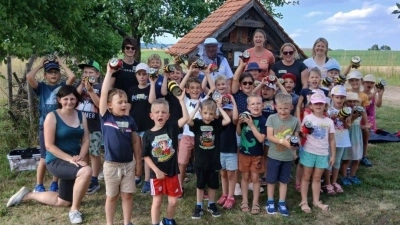 Die Kinder mit ihren gebastelten Insektenhotel (Bild: Barbara Dirrigl)