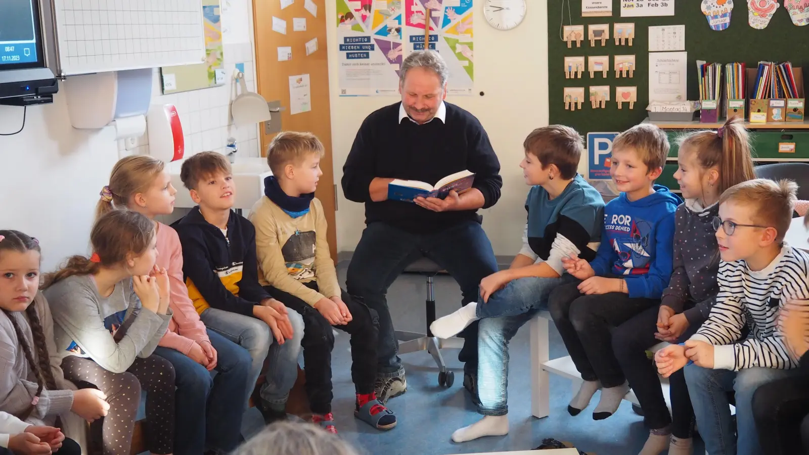 Mit Auszügen aus Astrid Lindgrens Kinderbuchklassiker „Pippi Langstrumpf” brachte Bürgermeister Bernhard Schindler (Brand) die Kinder der 3a zum Lachen.  (Bild: jpl)