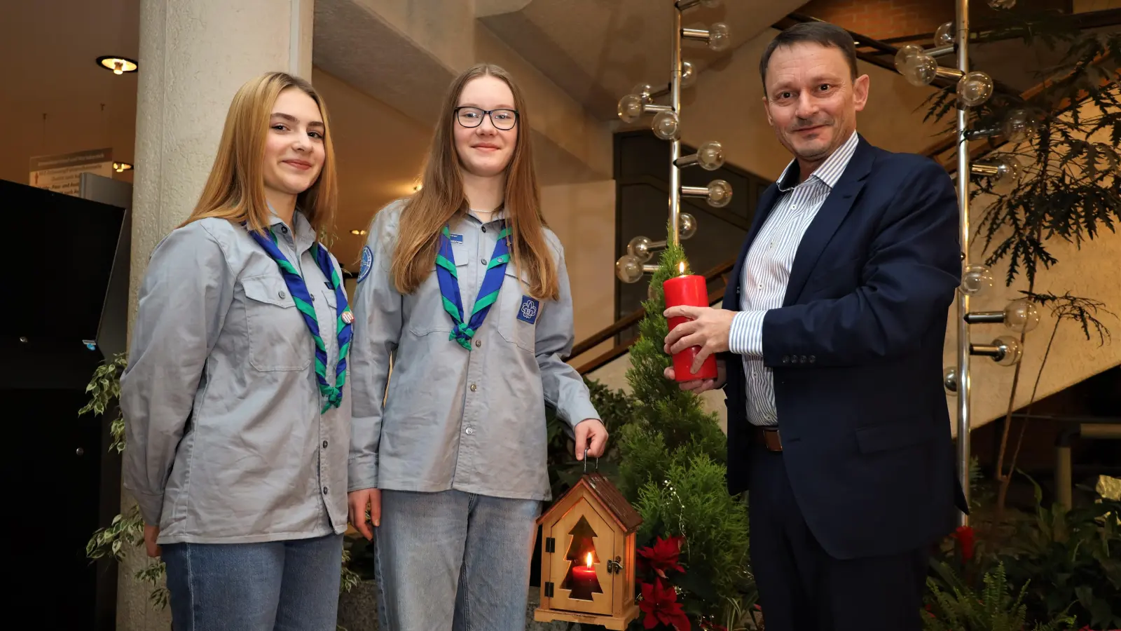 Louise Völkl und Helena Staeck vom VCP übergeben das Friedenslicht an den OB. (Bild: Christina Geiger)