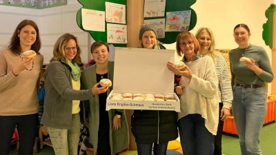 Eine Krapfenlieferung bringt Martina Lampier (Mitte) in den Pfreimder Kindergarten St. Martin in Pfreimd.  (Bild: Lampier/exb)