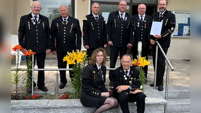 Der Vorstand der Bergknappen Sulzbach-Rosenberg will den Verein so lange wie möglich am Leben halten: die Beisitzer Heiner Kölbel und Rainer Mirche, Musikvertreter Martin Kernl, Fahnenträger Ingo Renner, Schriftführer Hans-Jürgen Reitzenstein, Vorsitzender Armin Kraus (hinten von links), Kassiererin Karin Kraus und stellvertretender Vorsitzender Georg Rubenbauer (vorne von links). (Bild: Armin Kraus)