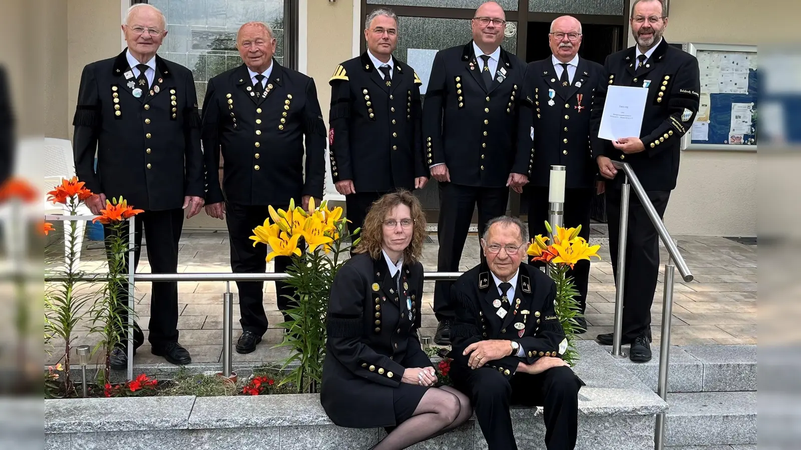 Der Vorstand der Bergknappen Sulzbach-Rosenberg will den Verein so lange wie möglich am Leben halten: die Beisitzer Heiner Kölbel und Rainer Mirche, Musikvertreter Martin Kernl, Fahnenträger Ingo Renner, Schriftführer Hans-Jürgen Reitzenstein, Vorsitzender Armin Kraus (hinten von links), Kassiererin Karin Kraus und stellvertretender Vorsitzender Georg Rubenbauer (vorne von links). (Bild: Armin Kraus)