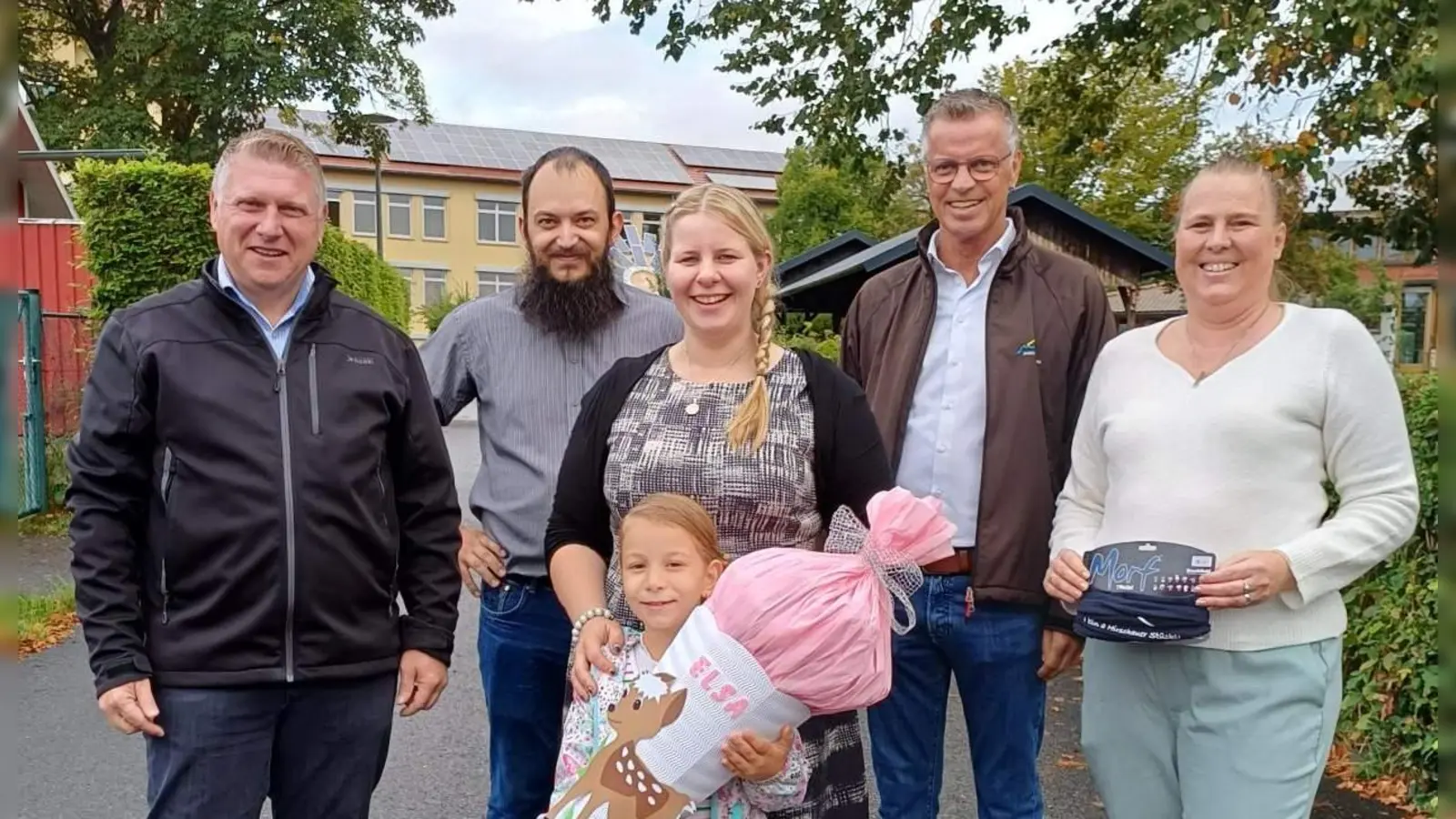 „I bin a Hirschauer Stückl“ – so steht es auf den Loop-Schals, mit denen sich die 55 Abc-Schützen der Hirschauer und Ehenfelder Grundschule künftig vor Wind und Kälte schützen können. Spendiert wurden ihnen die Schals vom CSU-Ortsverband Hirschau und dem FU-Ortsverband. Im Bild hinten von links.: Orts- und Fraktionsvorsitzender Martin Merkl, die Eltern Johannes und Bettina Bauer, Bürgermeister Hermann Falk und FU-Vorsitzende Stadträtin Michaela Meier, vorne: ABC-Schützin Elsa Bauer. (Bild: Werner Schulz)