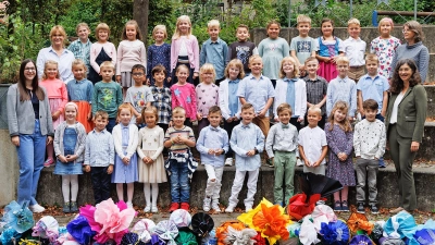 Die Freudenberger Schulanfänger mit den Klassenlehrerinnen Martina Frühwirth und Ingrid Augsberger sowie Rektorin Heidrun Leitz. (Bild: Photographer Gerd Huster)