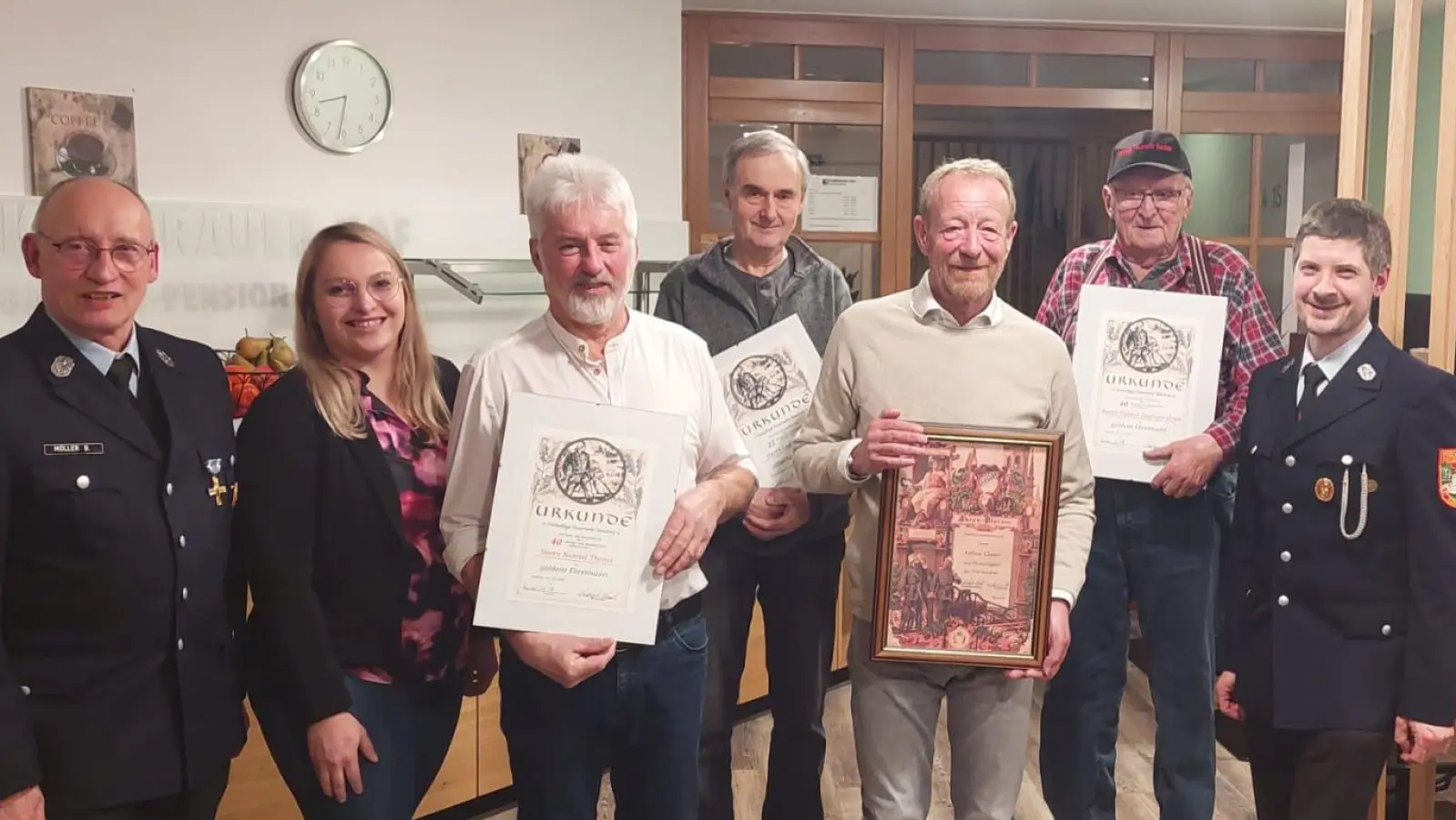 Ehrungen standen bei der Feuerwehr Kondrau an. Im Bild (von links) Vorsitzender Bernhard Müller, Dritte Bürgermeisterin Katja Bloßfeldt, Konrad Thoma, Ludwig Weiß, Arthur Glaser, Helmut Gegenfurtner und stellvertretender Kommandant Michael Richtmann.  (Bild: Melanie Riedl/exb)