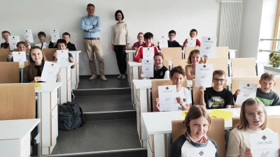 Im Rahmen einer kleinen Feierstunde im Biologiesaal des JAS-Gymnasiums überreichte der Schulleiter <br>OStD Christian Schwab gemeinsam mit der betreuenden Lehrerin Iris Hösl den erfolgreichen Schülerinnen und Schülern die Urkunden und Sachpreise und lobte ihren Wettbewerbserfolg und großen Forschungseifer. (Bild: Iris Hösl)