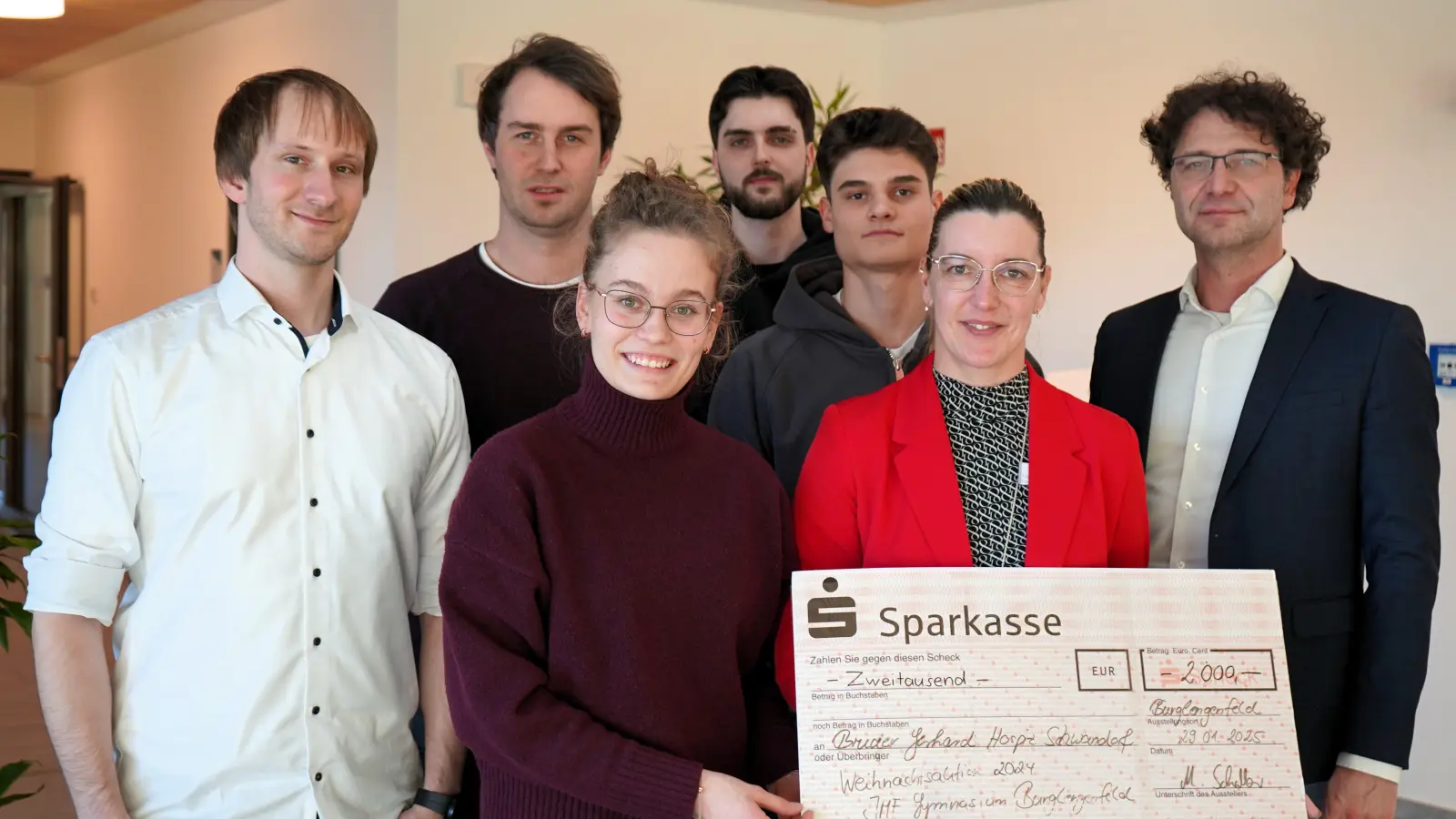 Verbindungslehrer Sebastian Schmidmeier, Verbindungslehrer Markus Piller, Schülerin Katharina Schindler, 1. Schulsprecher Leonhard Wagner, Schüler Moritz Zweck, Hospizleitung Katharina Salbeck, Schulleiter Matthias Schaller (von links). (Bild: Katrin Pollinger)