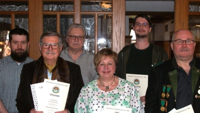 Die Geehrten (von links): Dritter Vorsitzender Raimund Rieß, Anton Weigl, Vorsitzender Bernhard Lobenhofer, Ilonka Götz, Daniel Erras und Joachim Schneider.<br> (Bild: dop)