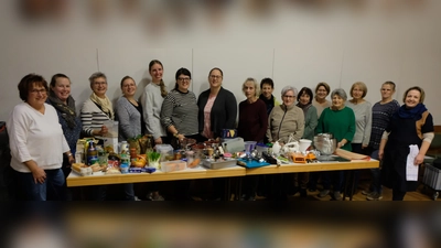 15 Frauen machten sich für die gesunde Familienküche ans Werk. Bild rechts: Hauswirtschaftsmeisterin Sylvia Mauermeier. (Bild: Fred Lehner)