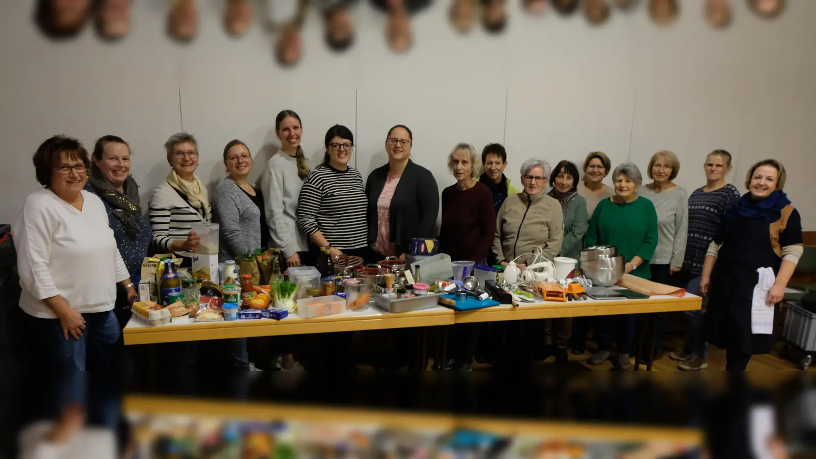 15 Frauen machten sich für die gesunde Familienküche ans Werk. Bild rechts: Hauswirtschaftsmeisterin Sylvia Mauermeier. (Bild: Fred Lehner)