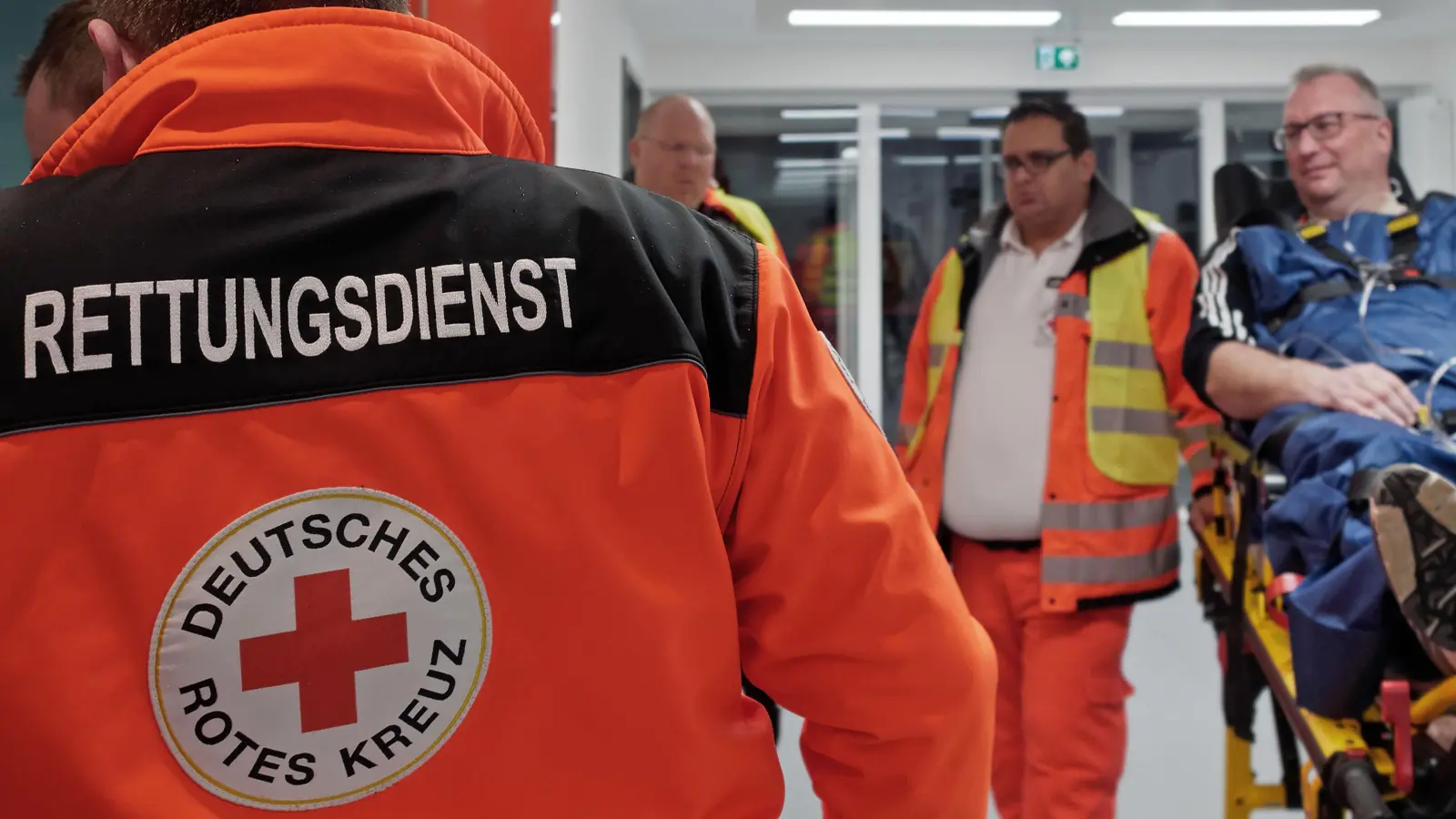 Rettungsdienst und Krankenhauspersonal übten Ernstfall vor Inbetriebnahme der neuen Zentralen Notaufnahme. (Bild: tr)