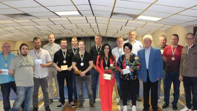 Die Gewinner der 62. Waldsassener Stadtmeisterschaft im Kegeln mit Bürgermeister Bernd Sommer (rechts) und Peter Preisinger vom Ausrichter SKC Bavaria Fortuna Waldsassen (Vierter von rechts). (Bild: Andreas Koch/exb)