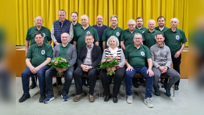 Neuwahlen und Ehrungen prägten die Jahreshauptversammlung des Oberpfälzer Waldvereins: (vorne von links) Alois Sladky, Josef Hecht, Norbert Falk mit Ehefrau Renate, Bernd Schwamberger, Andreas Schmid, (hinten von links) Michael Heldwein, Josef Hubmann, Thomas Sladky, Klaus Keim, Mathias Seitz, Willibald Sladky, Hubert Schwamberger, Andy Schwamberger, Bernhard Schwamberger, Thomas Schabner und Willi Schwägerl.  (Bild: Holger Wolfrum/exb)