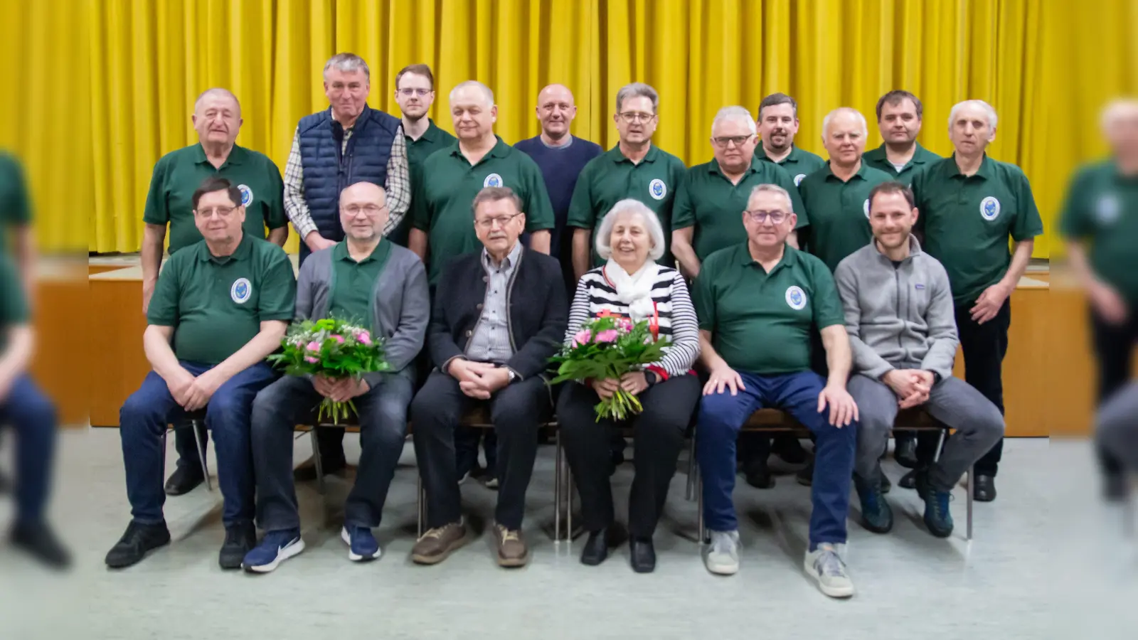 Neuwahlen und Ehrungen prägten die Jahreshauptversammlung des Oberpfälzer Waldvereins: (vorne von links) Alois Sladky, Josef Hecht, Norbert Falk mit Ehefrau Renate, Bernd Schwamberger, Andreas Schmid, (hinten von links) Michael Heldwein, Josef Hubmann, Thomas Sladky, Klaus Keim, Mathias Seitz, Willibald Sladky, Hubert Schwamberger, Andy Schwamberger, Bernhard Schwamberger, Thomas Schabner und Willi Schwägerl.  (Bild: Holger Wolfrum/exb)