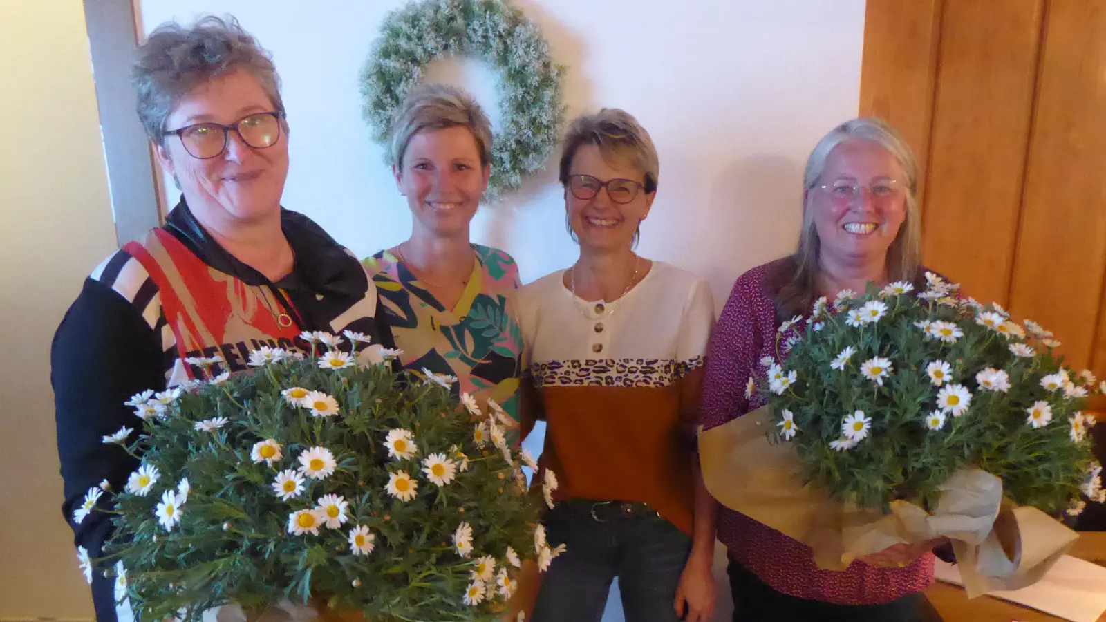 Überrascht wurden die 1.Vorsitzende Angelika Lang-Salzl und die Schriftführerin Brigitte Fröhler mit einem Blumengeschenk als Dankeschön. (Bild: Angelika Lang-Salzl )