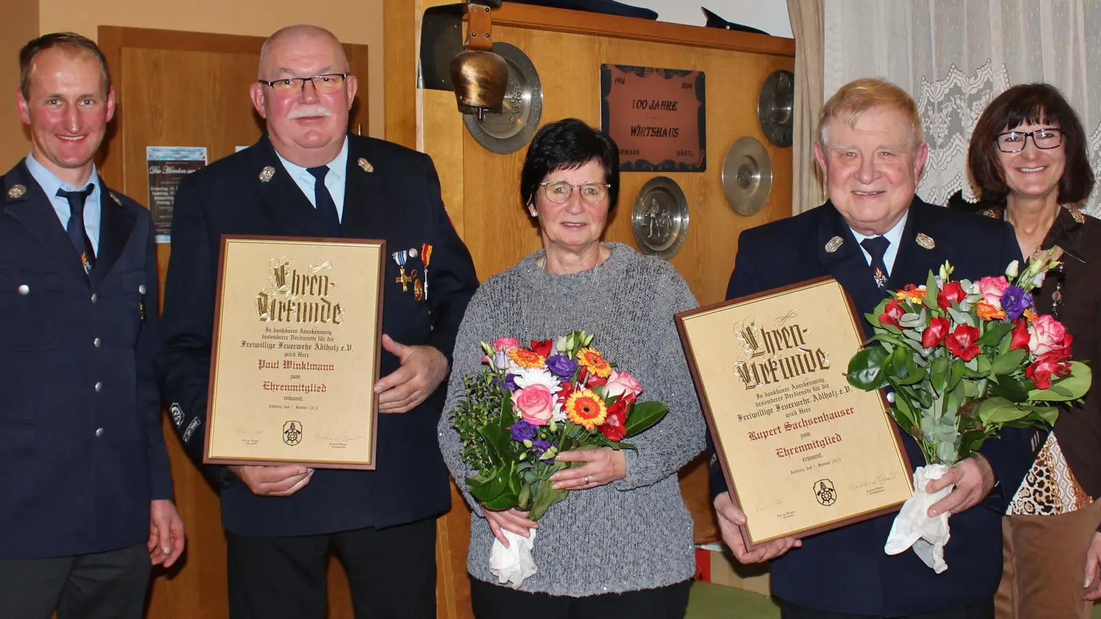 Die Feuerwehr Adlholz ehrt ihre früheren Vorsitzenden: (von links) Vorsitzender Florian Siegler, Ehrenmitglied Paul Winklmann mit Ehefrau Anneliese Winklmann, Ehrenmitglied Rupert Sachsenhauser und Dritte Bürgermeisterin Evi Höllerer. (Bild: M. Rauscher/exb)