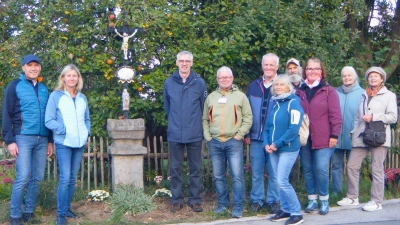 Die AOVE hatte eine Marterlwanderung in Kemnath am Buchberg und Mertenberg organisiert. (Bild: Josef Schuller)