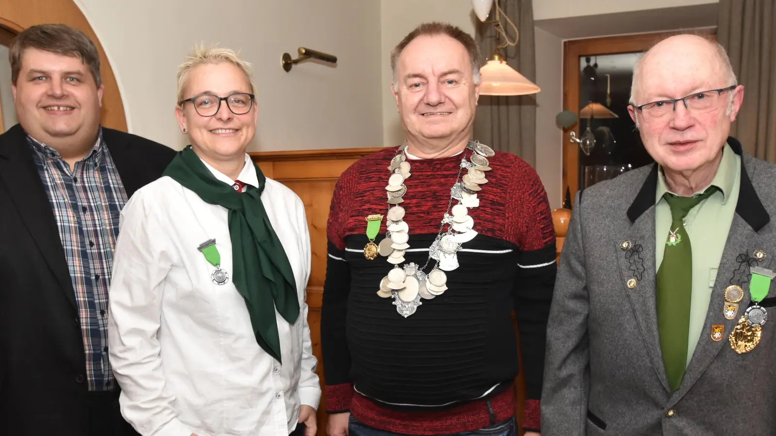 Bürgermeister Dieter Dehling gratulierte der Zofe Birgit Böttner, dem Schützenkönig Georg Dehling und dem Ritter Werner Gleißner (von links). (Bild: no)