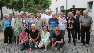 Im Caritas-Altenheim Marienheim übernehmen rund 20 freiwillige Helfer zusätzliche Dienste (auf dem Bild mit Heimleitung Silvia Völkl-Renner, vo. Reihe, 2. v.re.) (Bild: Daniela Donhauser)