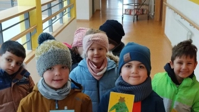 Die Kinder hatten die Karten mit weihnachtlichen Motiven gestaltet.  (Bild: Kinderhaus "Tausendfüßler"/exb)