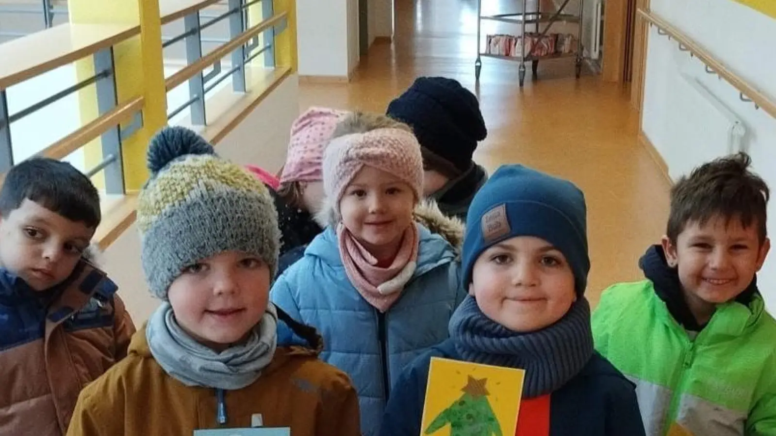 Die Kinder hatten die Karten mit weihnachtlichen Motiven gestaltet.  (Bild: Kinderhaus "Tausendfüßler"/exb)