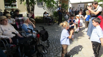 Die Marienheimbewohner/innen freuten sich über die Tanzeinlage des Trachtenvereins Hirschau (Bild: Daniela Donhauser)