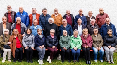 Aus Anlass ihres 75. Geburtstags feierten 10 Mädels und 17 Jungs des Schülerjahrgangs 1948/1949 vergangenes Wochenende ein Wiedersehen. Gerhard Bösl (2. Reihe, rechts) hatte das Klassentreffen, das drei Tage dauerte, perfekt organisiert.  (Bild: Fotogeschäft Gerhard Huster)