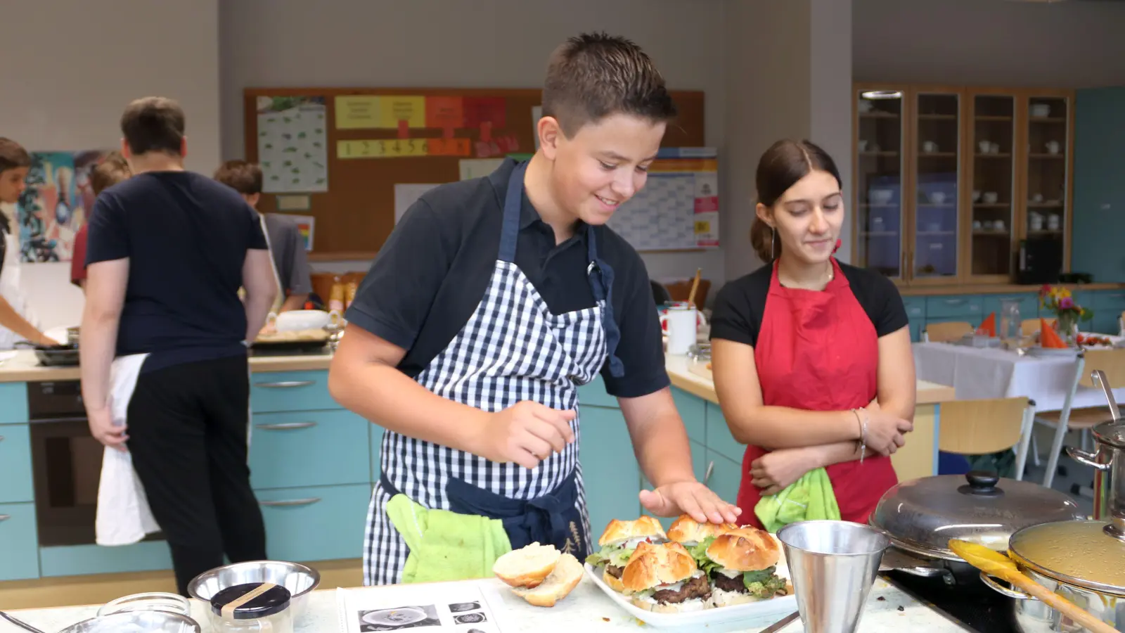 Jonas ist begeistert von seinen Burgern, die er nach eigenem Rezept zubereitet hat. (Bild: Helga Gradl)