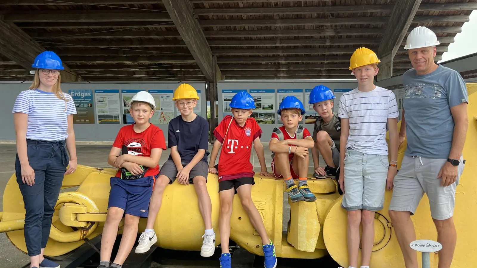 Ausgestattet mit Sicherheitshelmen ging es für die Gruppe dann hoch hinauf auf den Bohrturm. (Bild: Thomas Ruhland)