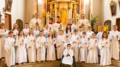 Pfarrer Markus Bruckner (hinten rechts) und sein Vorgänger in Kulmain, Pfarrer Bernd Philipp (hinten links), zelebrierten den Festgottesdienst für 21 Erstkommunionkinder. (Bild: Markus Koenig/exb)