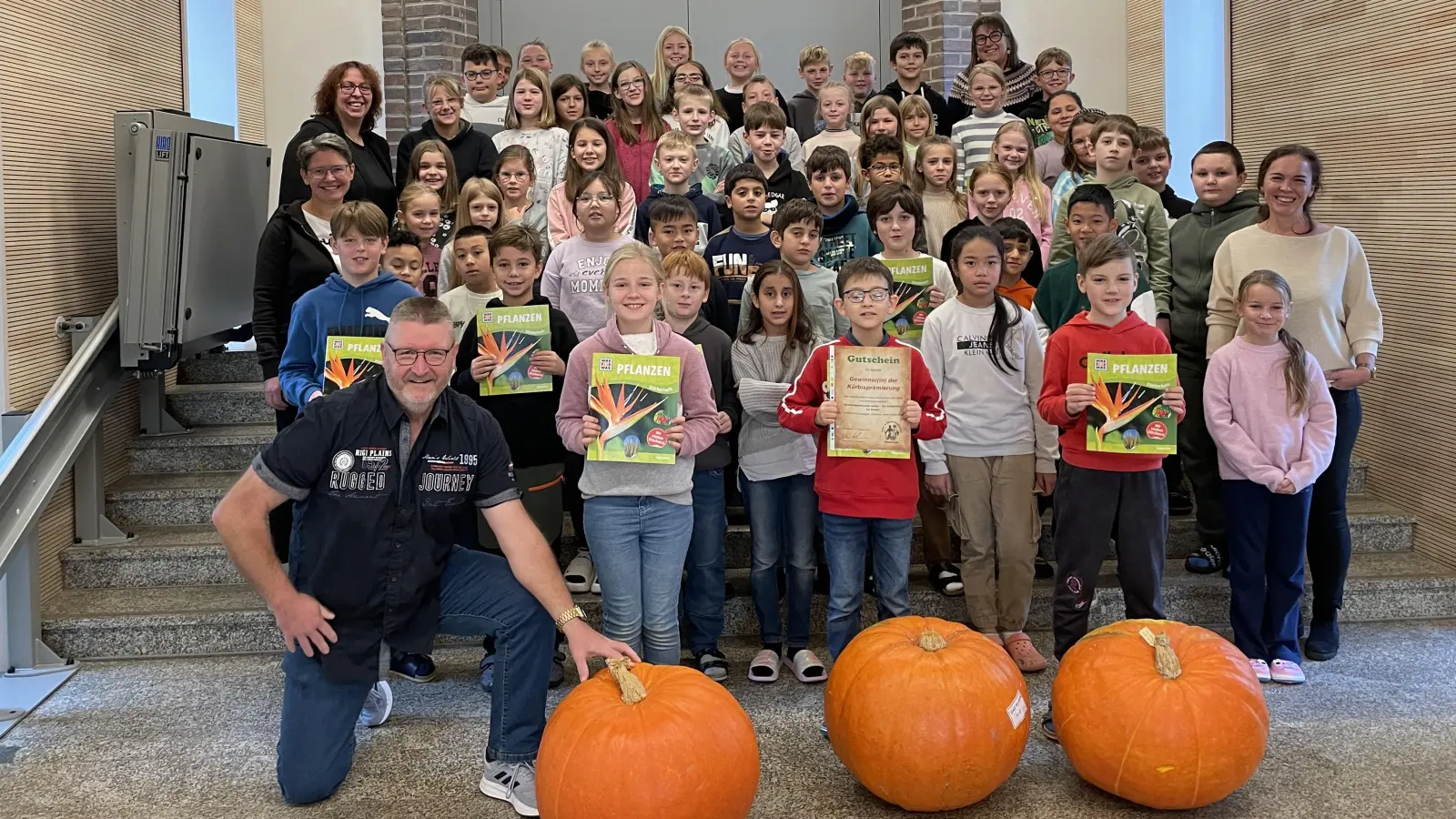 Im Foto von links: Silvia Engel/OGV Waldsassen, dahinter Simone Wolff-Köstler/Klassenleiterin 4b, rechts hinten Birgitta Hösl/Klassenleiterin 4c, rechts vorne Kerstin Münchmeier/Konrektorin und Klassenleiterin 4a, vorne linke kniend Klaus Schuster/OGV-Vorsitzender. (Bild: Klaus Schuster)