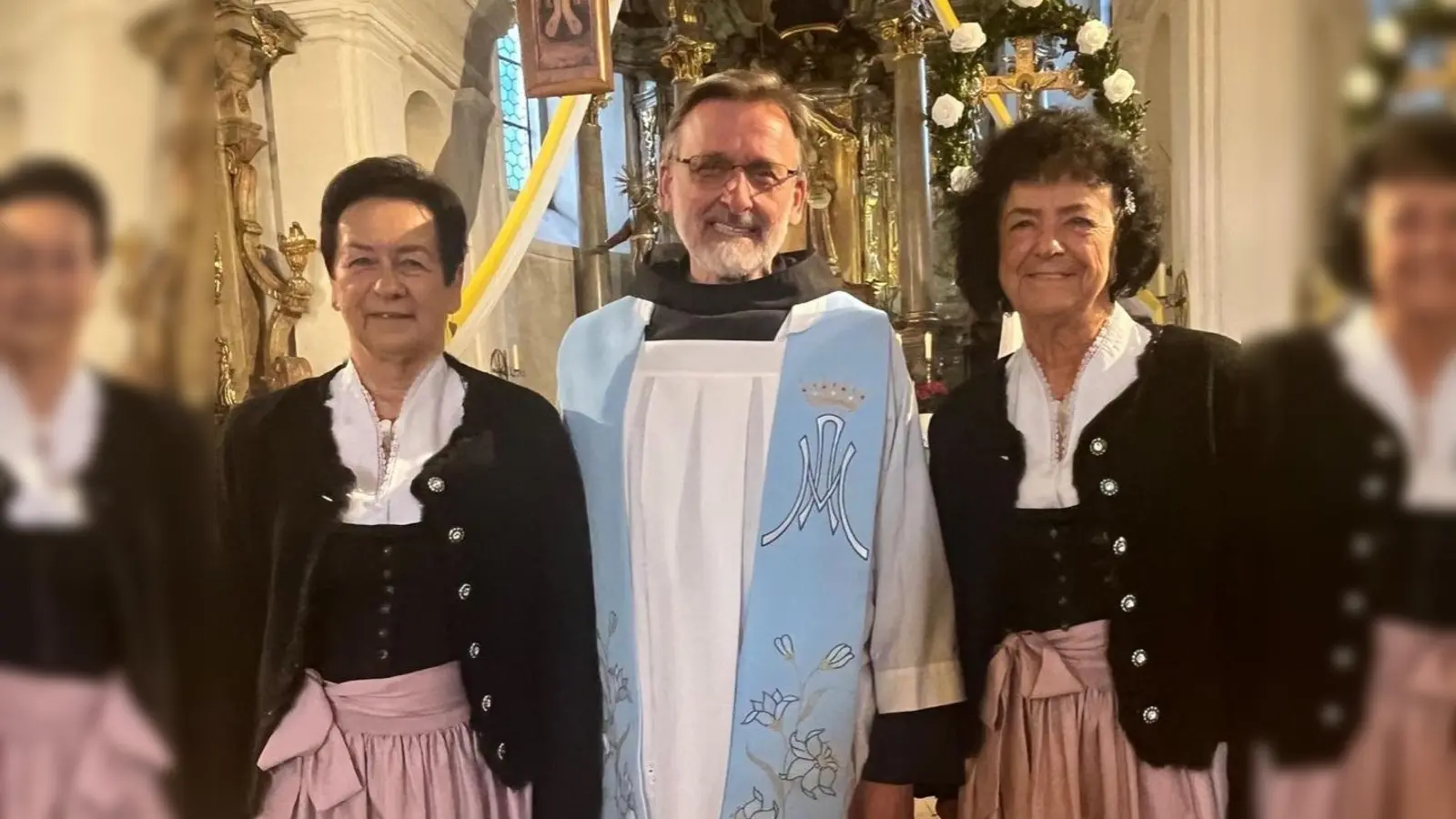 Die „Zupfer-Moidln“ Waltraud (rechts) und Renate gestalteten a capella die Maiandacht in St. Felix. Den Erlös in Höhe von 487,60 Euro übergaben sie Guardian Pater Stanislaus für die Ugandahilfe.  (Bild: Martin Staffe)