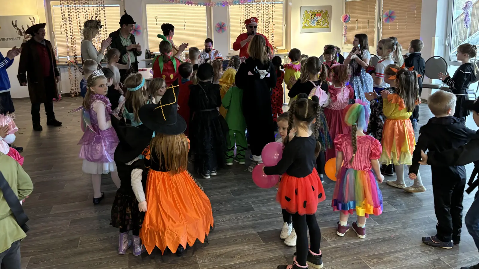 Viele Kinder haben am Rosenmontag beim Kinderfasching ihren Spaß. Immer wieder heizt Dominik Baschnagel die Stimmung an. (Bild: exb/Daniel Winter)